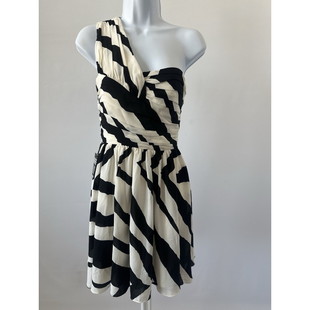 NWT! Women's Sz: 2 One Shoulder Black and Ivory Stripped Dress by Express (b57)